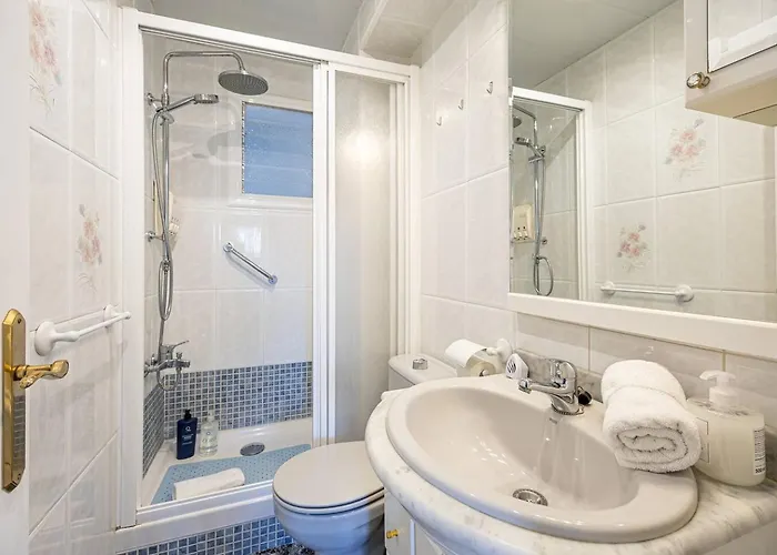2 Bdr Apt In Cornella 5 Mins Form The Metro Apartment
