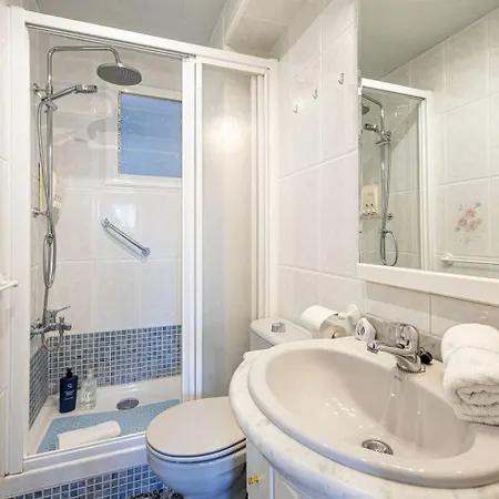 2 Bdr Apt In Cornella 5 Mins Form The Metro Apartment